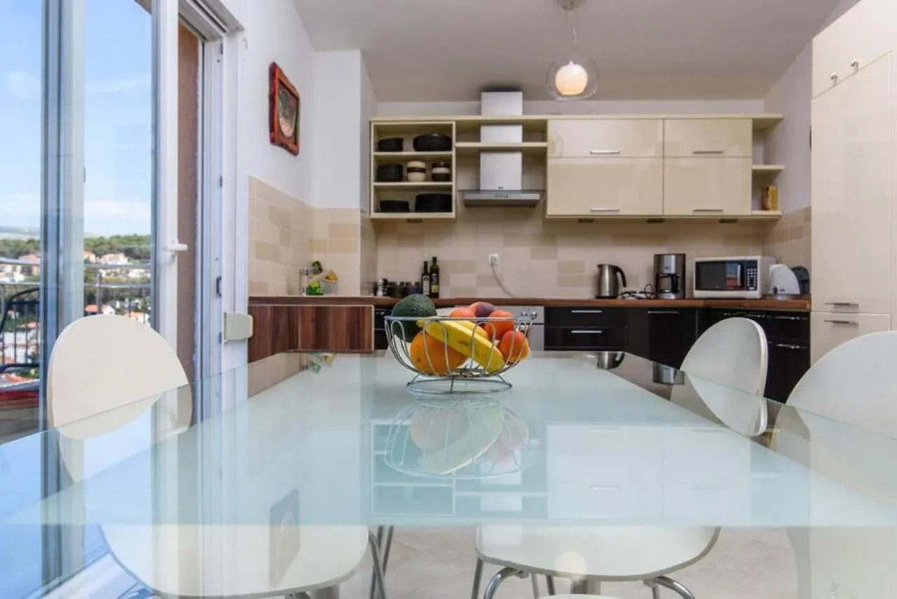 Apartment Lucha Τρογκίρ